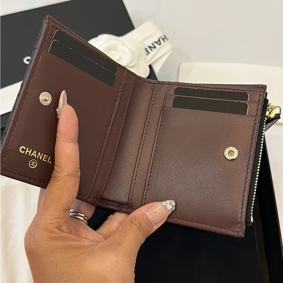 CHANEL 23A Bio Fold Caviar Compact Classic Wallet - Picture 6 of 8